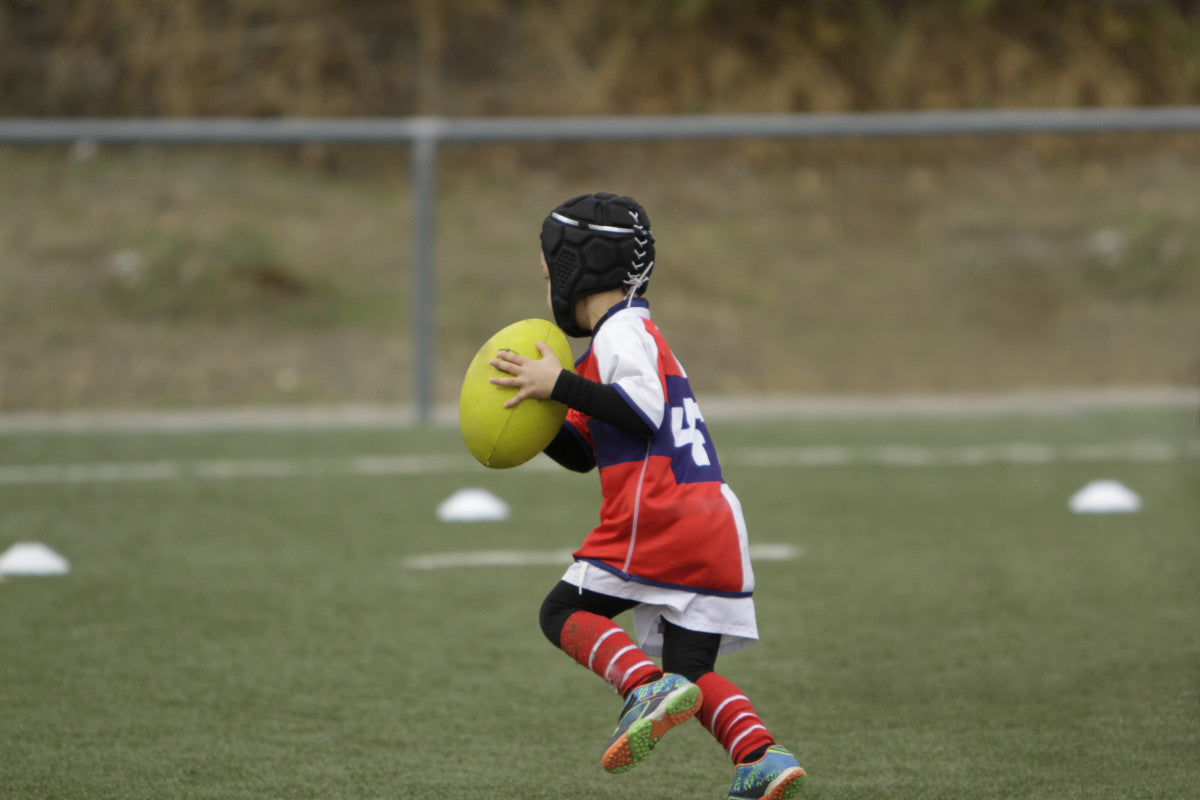 Kid playing rugby 