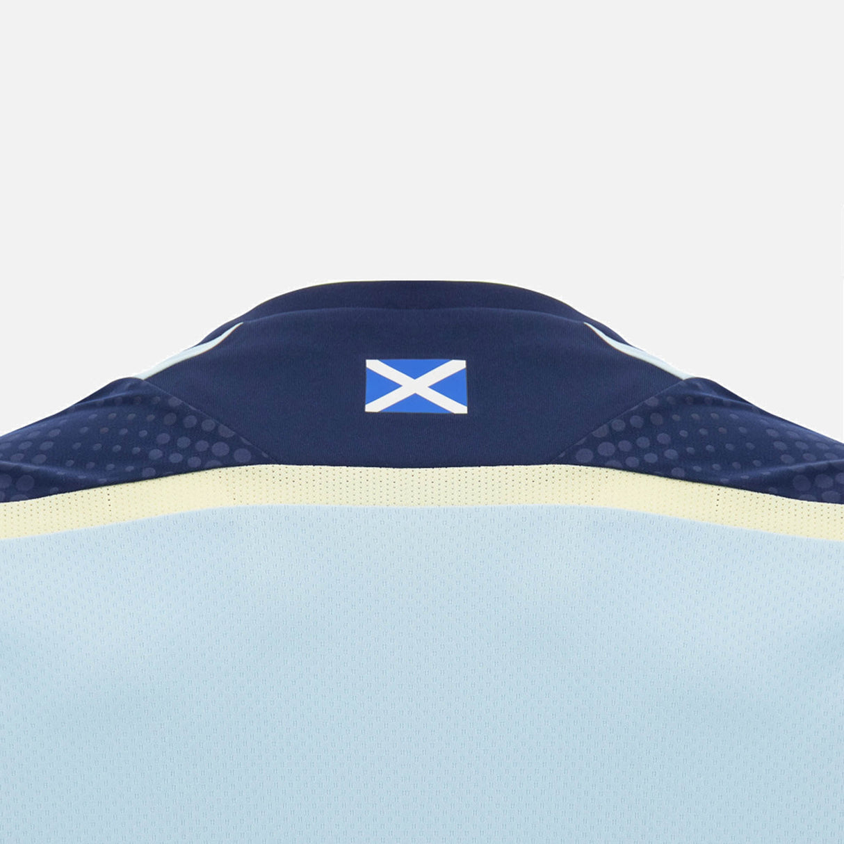 The back of the Scotland SRU 26/27 Player Training Singlet by Macron showcases the Scottish flag near the collar and features a striking combination of navy blue and light blue. This official Macron training singlet blends advanced performance technology with national pride.