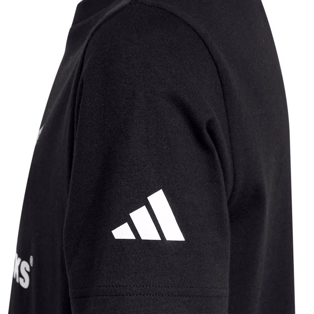 The All Blacks Logo Tee by adidas is a black T-shirt with a white Adidas logo on the left sleeve, ideal for fans of the All Blacks rugby team.