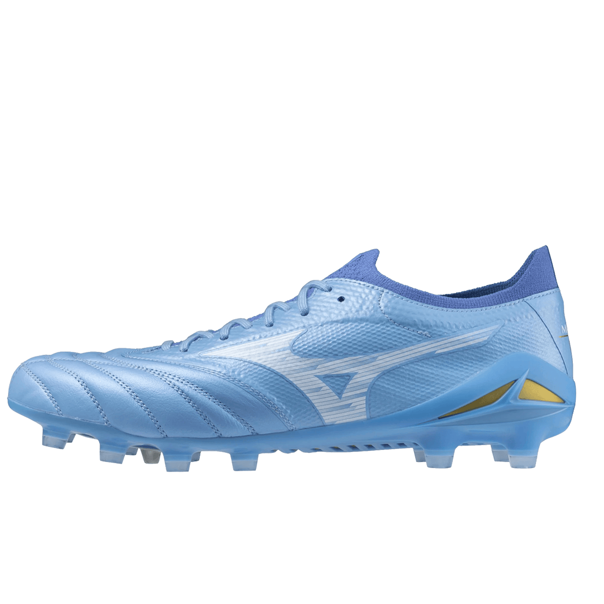 The Mizuno Morelia Neo IV Beta Elite FG Rugby Boot in Celeste/White/Ultramarine features molded studs, white accents, and a gold detail on the heel. Crafted from premium kangaroo leather by Mizuno, these firm ground boots are showcased on a plain white background.