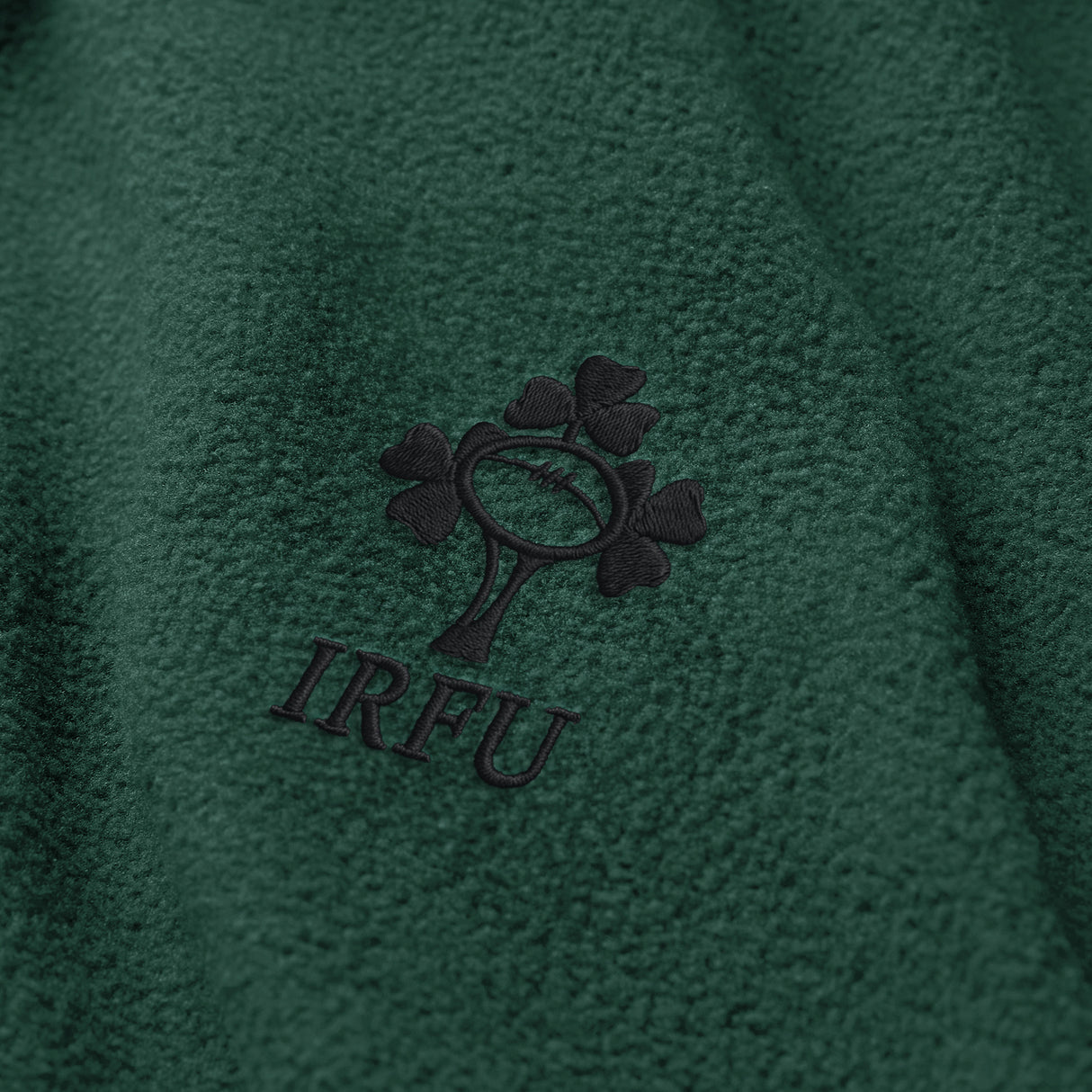 Crafted from green textured fabric and adorned with an embroidered IRFU logo that features a rugby ball and three shamrocks, the Ireland 26 Retro Fleece 1/4 Zip by Canterbury draws inspiration from classic Ireland Retro Fleece designs—making it the perfect Rugby Training Pullover for fans.