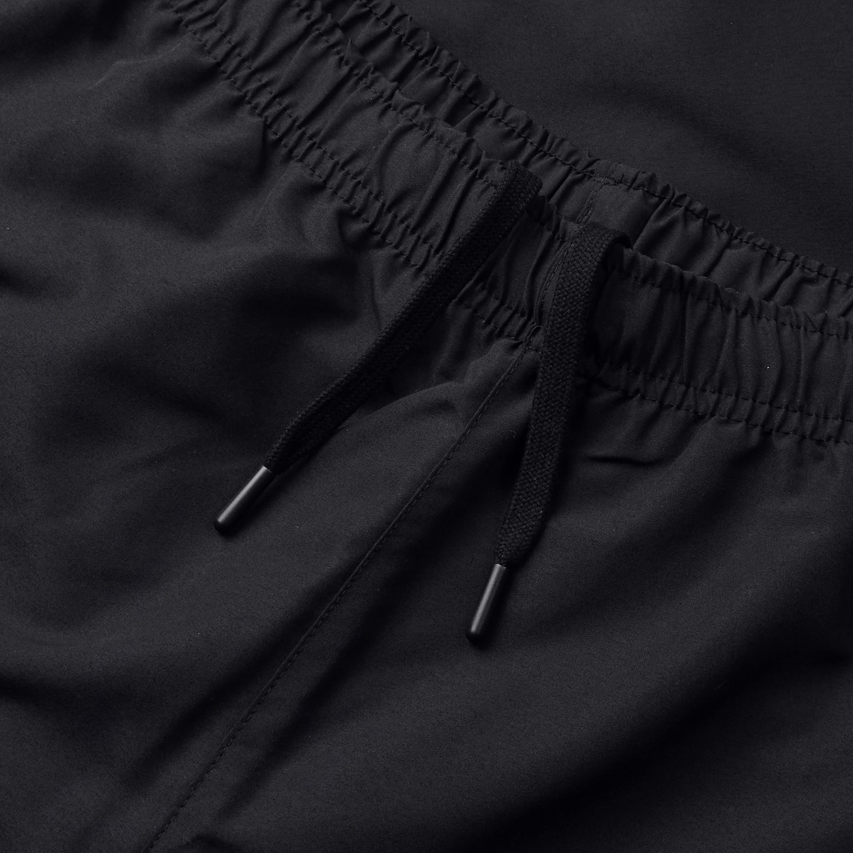 Close-up of Canterbury's Force Straight Leg Pant, featuring an elastic waistband with a drawstring. These black activewear pants offer a sleek design for ultimate comfort and style.