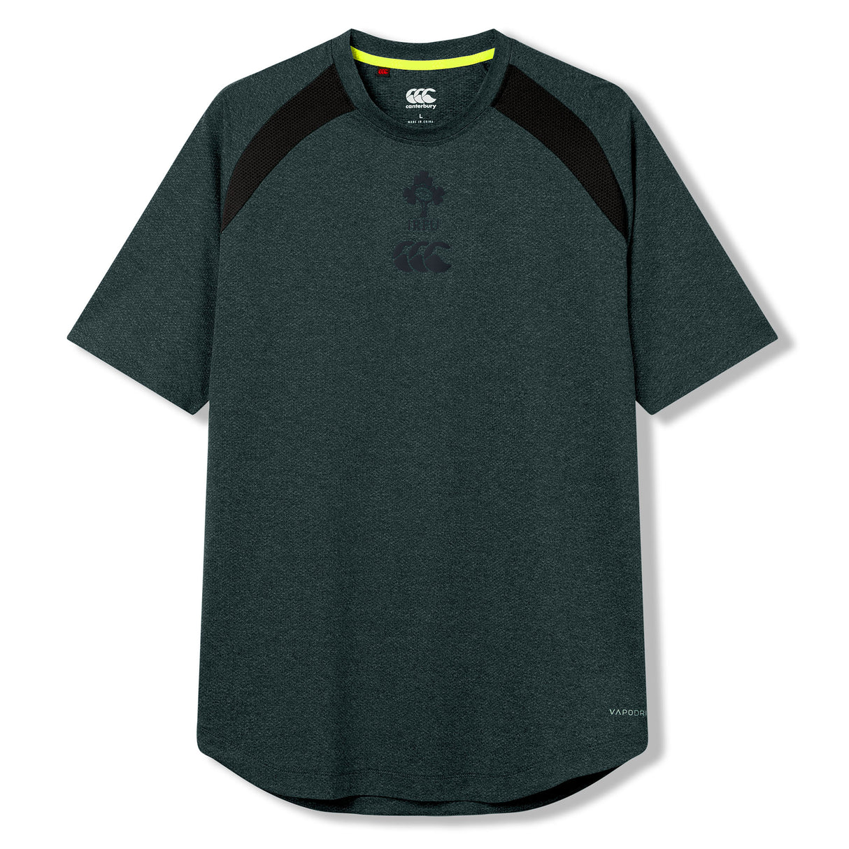 The Ireland 26 Elite Training Tee by Canterbury features a dark green design with short sleeves, black shoulder panels, and a subtle chest logo. Inspired by the classic Ireland rugby training tee, this Canterbury shirt offers a comfortable crew neckline and a slightly rounded hem. Crafted with Vapodri breathable technology, it’s designed to keep you cool during intense workouts.