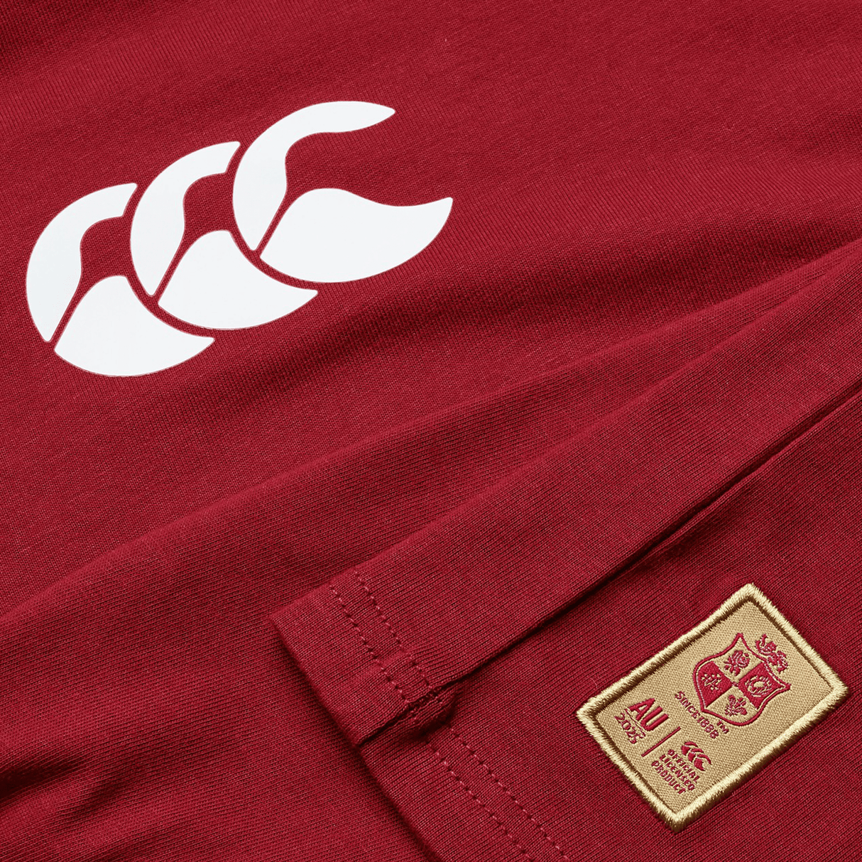 The Youth British & Irish Lions 2025 Cotton Jersey Tee by Canterbury features a close-up of its logo and an embroidered patch. Crafted from organic cotton, it's ideal for rugby supporters to show their passion, whether cheering or playing.