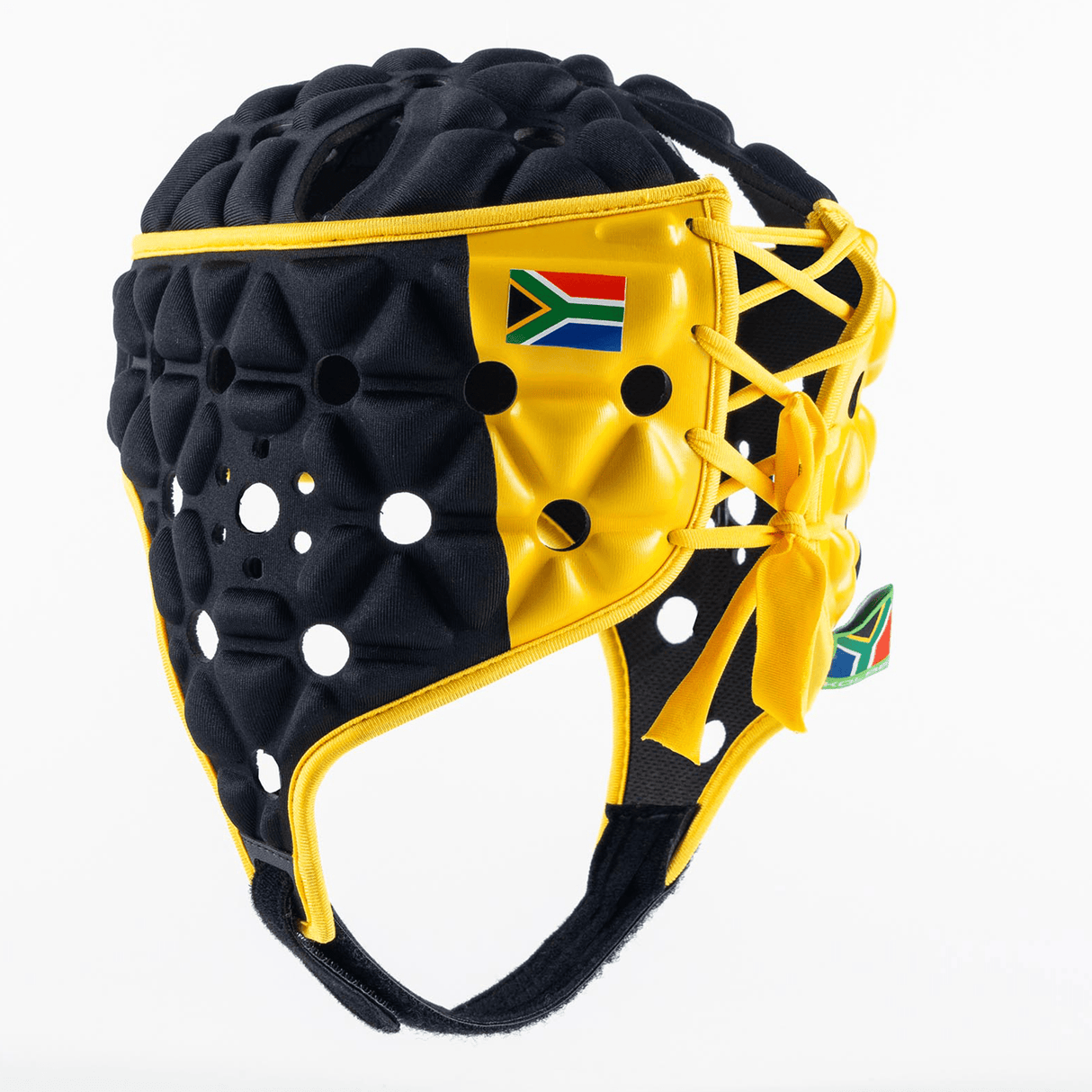 The Gilbert Limited Edition Cheslin Kolbe Air Headguard is a lightweight headguard in black and yellow, featuring holes for ventilation and a South African flag decal on the front and side. Engineered with shock absorption technology, it’s perfect for fans of Cheslin Kolbe.