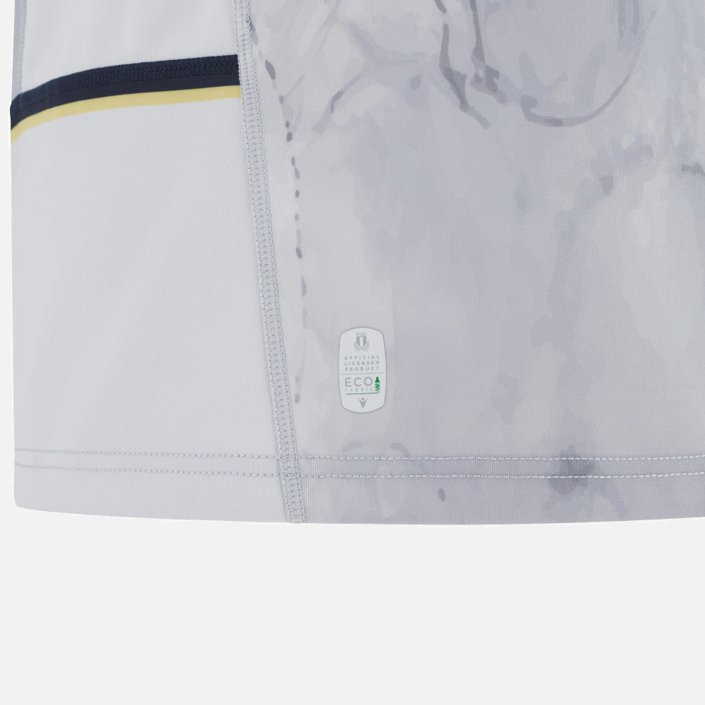 Close-up of the lower edge of the Italy 25/26 Replica Away Jersey by Macron, highlighting a seam, yellow and navy stripes, and an "Eco" label near the hem.