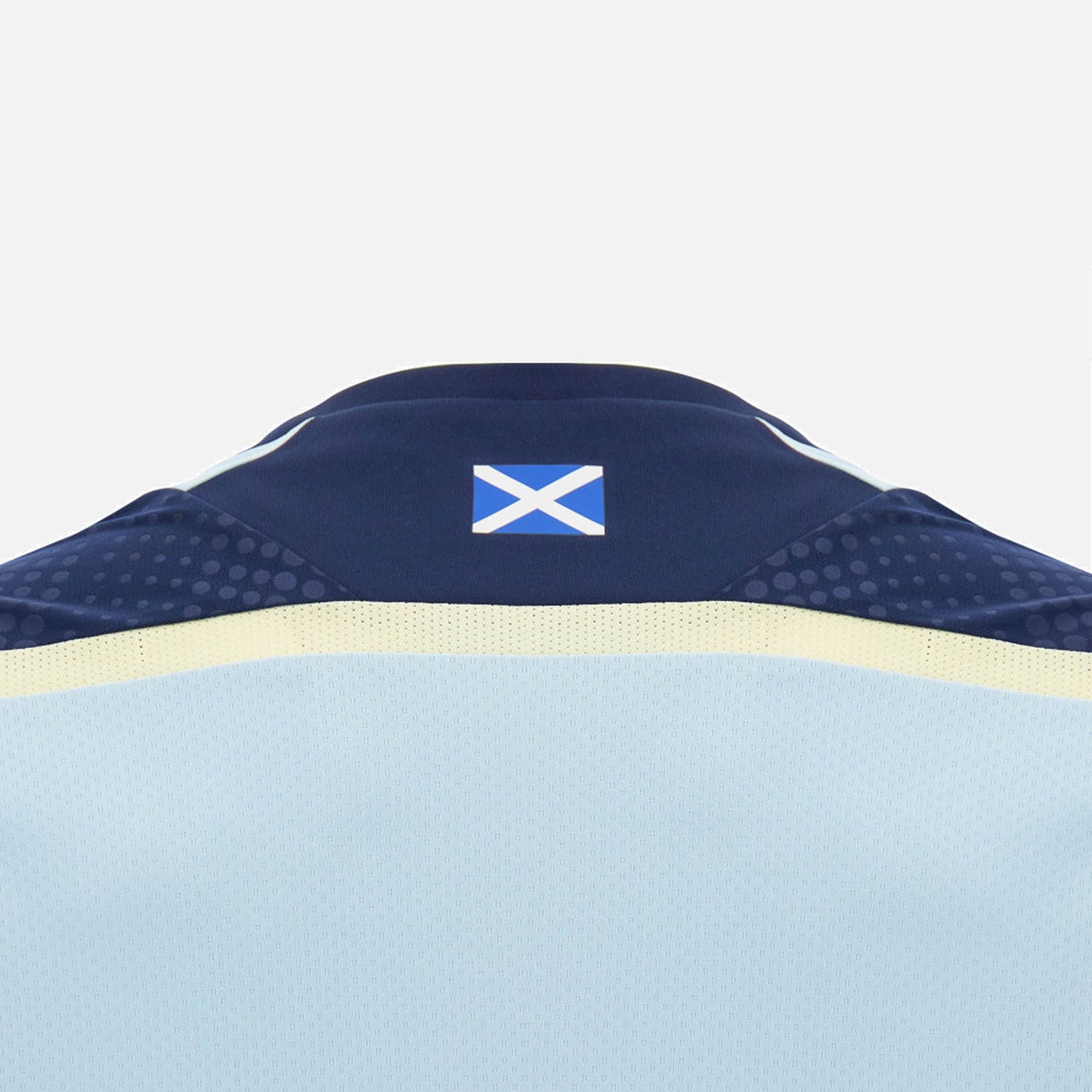 The back of the Scotland SRU 26/27 Player Training Singlet by Macron showcases the Scottish flag near the collar and features a striking combination of navy blue and light blue. This official Macron training singlet blends advanced performance technology with national pride.