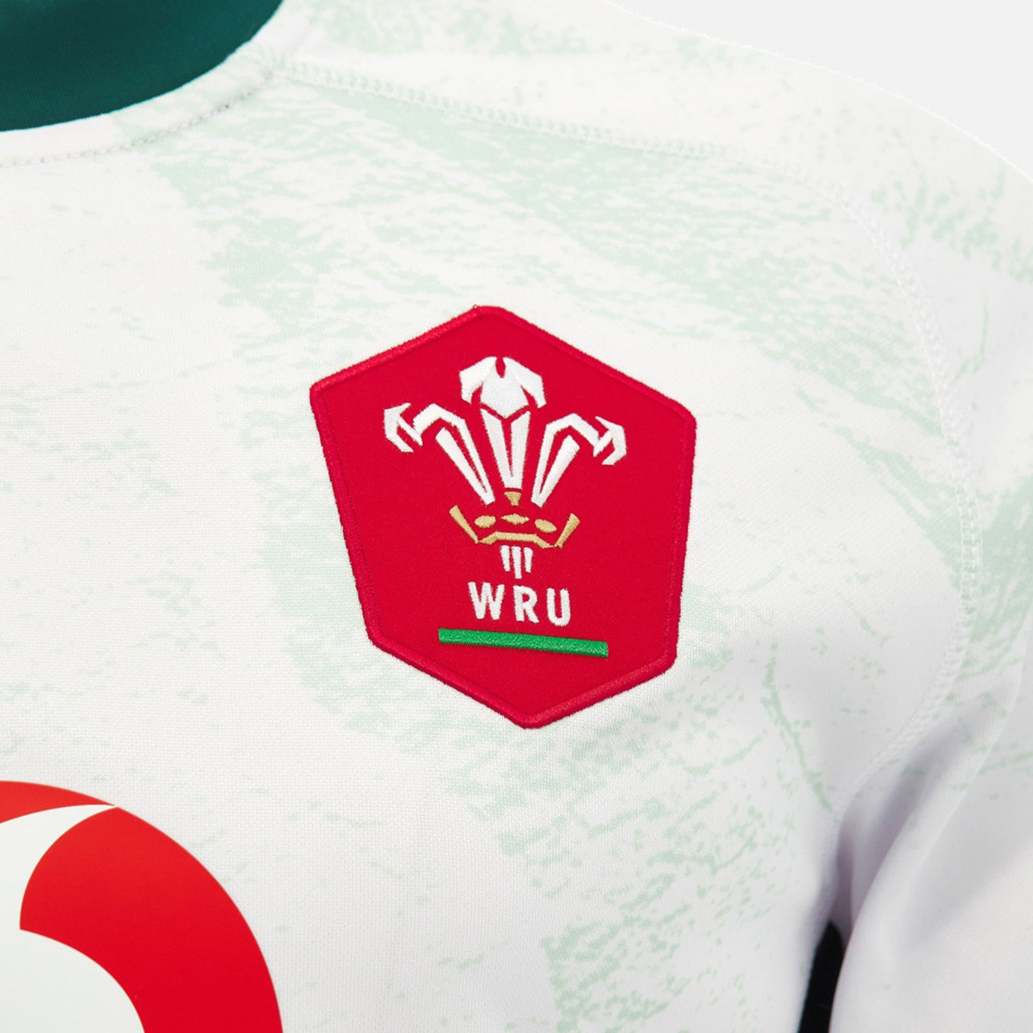 Showcasing the iconic WRU logo with three feathers and the “WRU” initials on a bold red badge, the Wales WRU 26/27 Replica Away Jersey by Macron beautifully embodies Welsh rugby pride. Crafted by Macron, this authentic away shirt is an excellent choice for fans looking for a genuine replica of the official Wales WRU jersey.