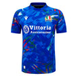 The Italy 26/27 Home Replica Jersey by Macron features a blue short-sleeve design with an abstract geometric pattern, the Italian flag badge, sponsor logo “Vittoria Assicurazioni,” and a white Macron brand logo. Inspired by classic Italy Rugby Jersey styles, this jersey embodies both sporty appeal and national pride.