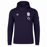 The Women's England 24/25 Presentation OH Hoodie by Umbro is a navy hoodie with the Umbro logo, England Rugby rose, and O2 sponsor on the chest, plus a left sleeve pocket—an iconic pick for fans.