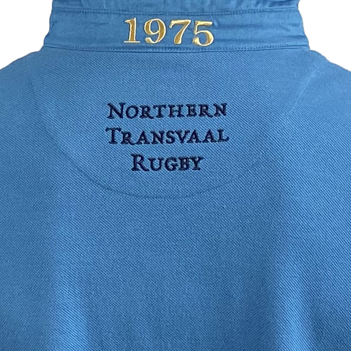 This Ellis Rugby Northern Transvaal Bulls Vintage Polo shirt pays homage to rugby history with "Northern Transvaal Rugby" and "1975" embroidered in gold and navy blue, ideal for fans of classic style and the spirit of the brand's heritage.