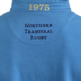 This Ellis Rugby Northern Transvaal Bulls Vintage Polo shirt pays homage to rugby history with "Northern Transvaal Rugby" and "1975" embroidered in gold and navy blue, ideal for fans of classic style and the spirit of the brand's heritage.