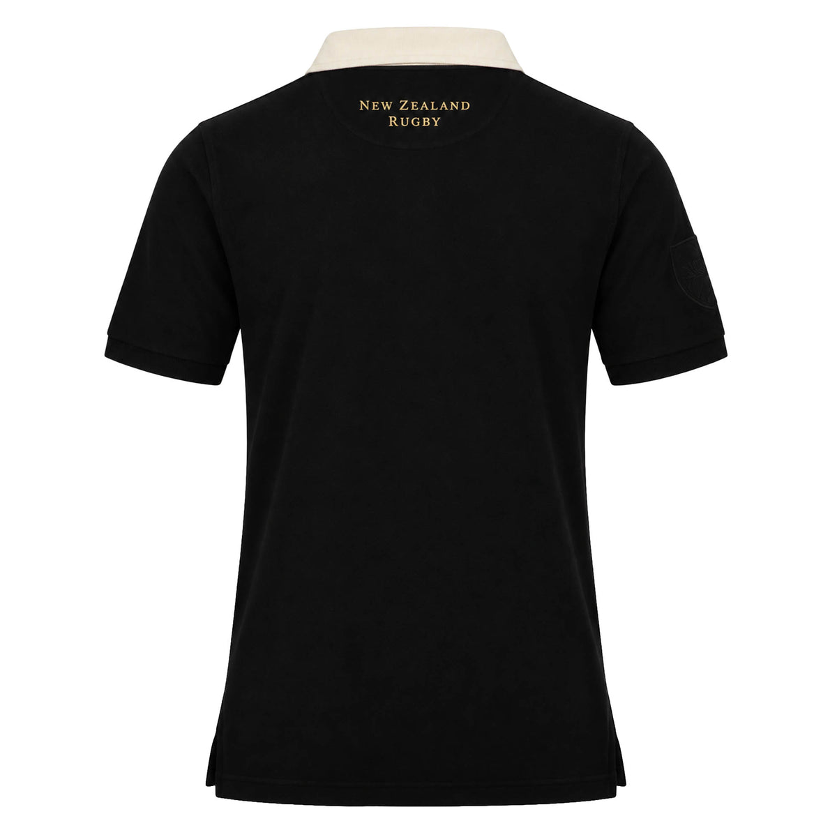 The New Zealand Rugby 1924 Polo by Ellis Rugby is a black short-sleeve rugby shirt featuring a white collar and “New Zealand Rugby” in gold on the upper back, honoring classic rugby heritage and celebrating the legacy of champions. This timeless polo from Ellis Rugby pays tribute to the enduring spirit of the game.