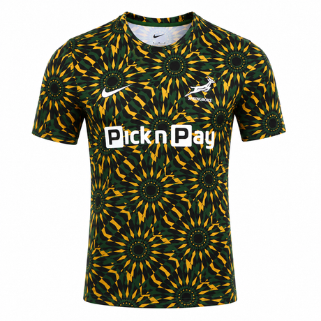 The Nike Springboks 26/27 Pre-Match Top is a short-sleeve rugby jersey with a green, yellow, and black geometric design—ideal as a Springboks pre-match shirt or as official Nike rugby gear.