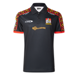 Black Gallagher Chiefs Super Rugby 25/26 Team Polo from Classic Sportswear with a colorful shoulder design, made from moisture-wicking fabric. It showcases logos for Classic, Gallagher, and Chiefs Super Rugby.