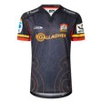 The Classic Sportswear Gallagher Chiefs Super Rugby Replica Home Jersey 25/26 features a dark intricate pattern, with the "Gallagher" text, Chiefs logo, and sponsor logos on the sleeves. Ideal for any Super Rugby fan eager to support the team proudly.