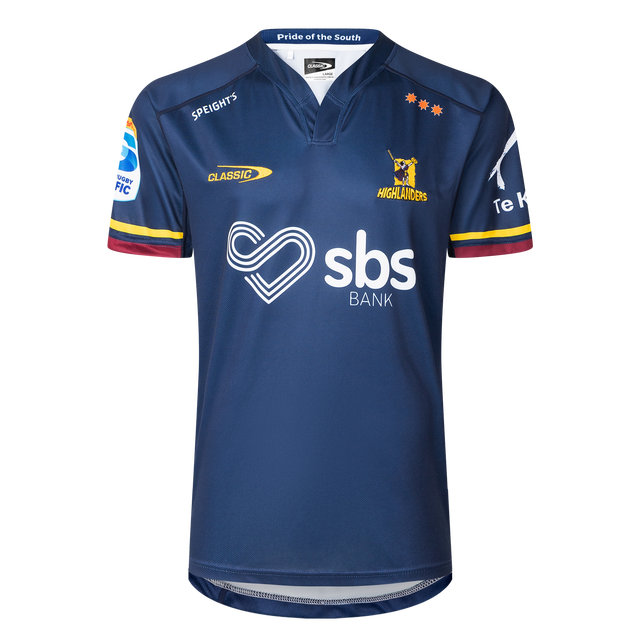 Support your team in the Highlanders Super Rugby 25/26 Replica Home Jersey by Classic Sportswear. This blue jersey showcases the "Highlanders" logo, sponsors (SBS Bank, Classic, Speight's Pacific), three stars, and "Pride of the South" on the collar. The moisture-wicking fabric ensures comfort and coolness.