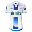 The Blues Super Rugby 25/26 Replica Away Jersey by Classic Sportswear showcases a white and blue design with the "nib" logo in green and the Blues emblem on the chest. A cityscape adorns the bottom, while sponsor logos decorate the sleeves, appealing to true Blues fans.