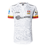 The Gallagher Chiefs Super Rugby Replica Away Jersey 25/26 by Classic Sportswear showcases intricate patterns, the iconic Chiefs team emblem on the chest, and sponsor logos like Gallagher, celebrating the spirit of a classic away jersey.