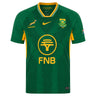 Introducing the Springboks 26/27 Greatest Rivalry Replica Home Jersey by Nike. This authentic replica rugby jersey features iconic green with yellow accents, sponsor logos, the Springboks emblem, and a subtle printed text pattern. Complete with the South African flag on the sleeve, it’s the perfect choice for dedicated fans of Nike and South Africa rugby.