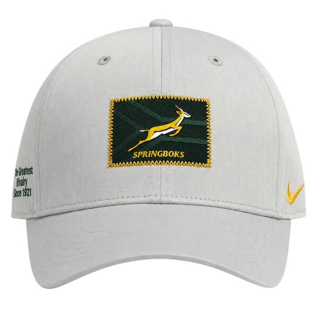 Introducing the Nike Springboks 26/27 Greatest Rivalry Legacy 91 Club Cap—a light grey baseball cap featuring a South African Rugby Springboks logo patch on the front and “The Greatest Rivalry Since 1921” printed on the side. This stylish Nike cap is perfect for celebrating rugby’s greatest rivalry.