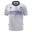 A gray marble-patterned Italy 25/26 Replica Away Jersey by Macron, featuring a black collar and cuffs, blue “Vittoria Assicurazioni” sponsor text, and the Italian rugby crest on the chest—ideal for fans seeking a stylish Italia Rugby Shirt or collectors looking to add an authentic Macron replica jersey to their lineup.
