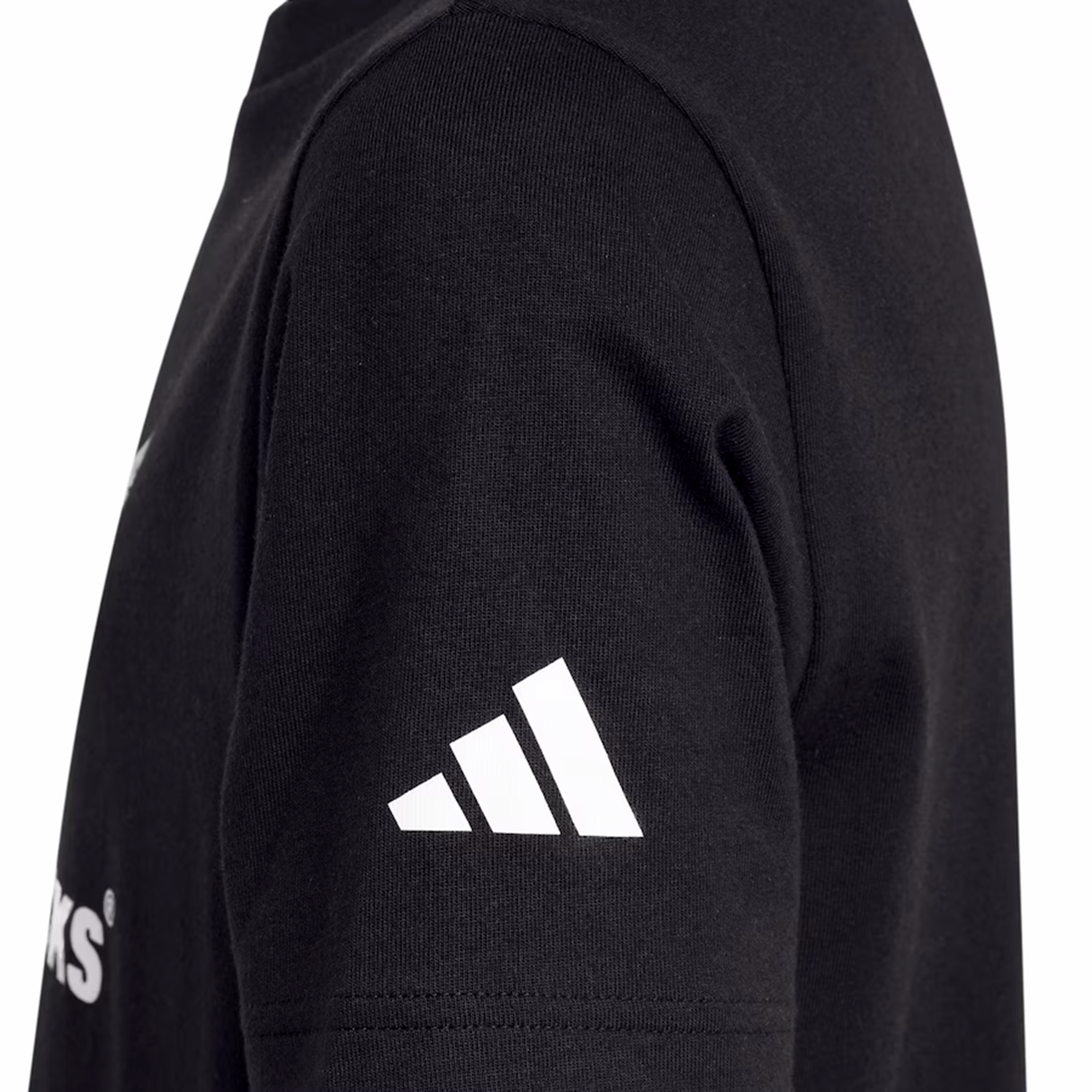 The All Blacks Logo Tee by adidas is a black T-shirt with a white Adidas logo on the left sleeve, ideal for fans of the All Blacks rugby team.
