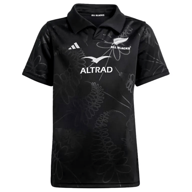 The adidas All Blacks Home Jersey 23/24 in black showcases the ALTRAD sponsor logo and is crafted using Parley Ocean Plastic material. It features subtle hand-drawn fern designs and a polo collar, resulting in an elegant yet durable appearance.