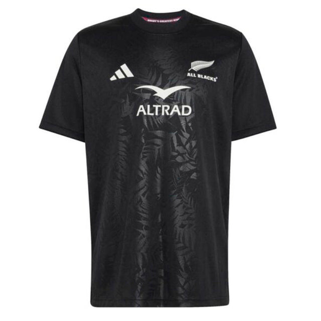 The All Blacks Greatest Rivalry Supporters Tee by adidas showcases the adidas, Altrad, and All Blacks logos on the front, features a subtle leaf pattern in black, and is an essential piece for every New Zealand rugby fan.