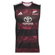 Crafted by adidas, the All Blacks Greatest Rivalry Training Singlet features sleeveless maroon and black stripes with the All Blacks logo, adidas branding, and Toyota sponsor on the front—an ideal singlet inspired by the adidas South Africa tour for peak rugby performance.