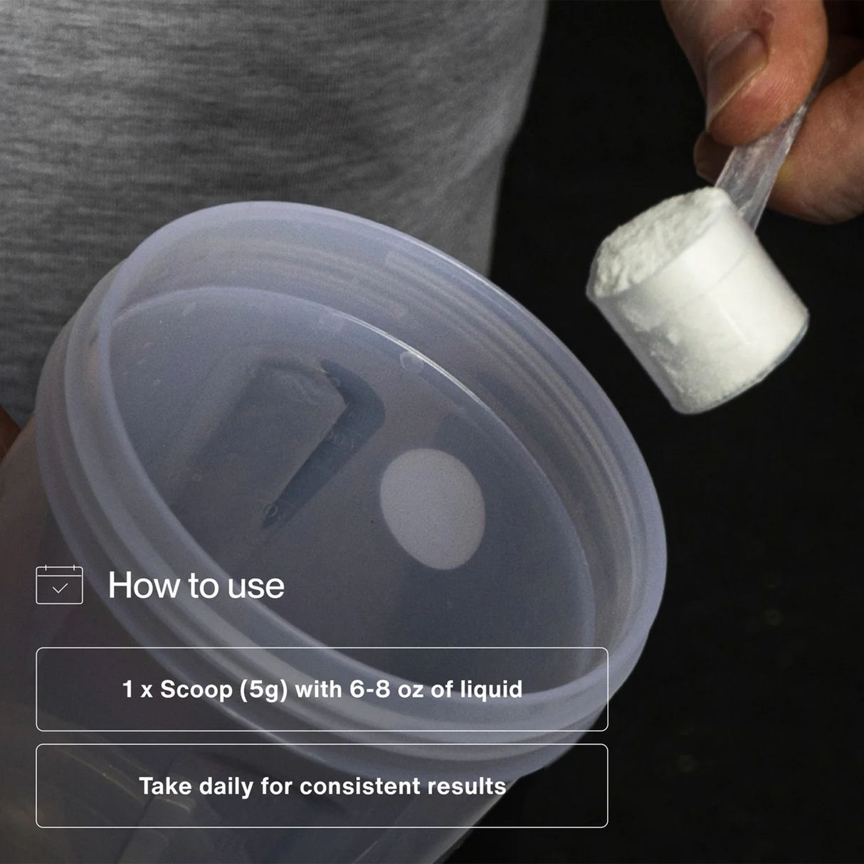 A hand holds a scoop of Momentous CREATINE - CREAPURE 30 powder serving Jar above a shaker bottle, while on-screen text provides mixing and daily use instructions.