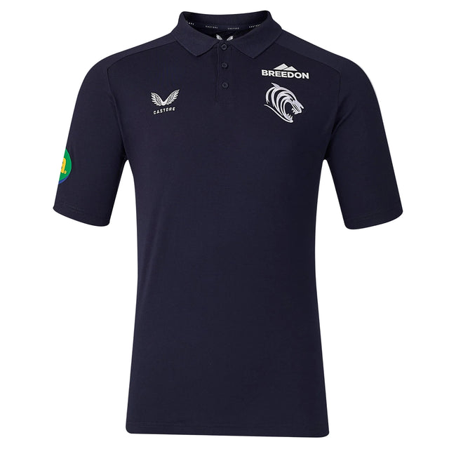 Experience the Leicester 26/27 Off Pitch Polo by Castore—a navy blue short-sleeve polo featuring sponsor and team logos on the chest and sleeve, a buttoned collar, and Castore’s signature rugby shirt style, perfect for showing your support off the pitch.