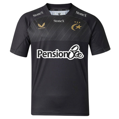 The Saracens 26/27 Replica Home Jersey by Castore is a sleek black short-sleeved jersey featuring gold logos and stars, “PensionBee” sponsor text on the front, and “StoneX” branding on the chest and shoulders.