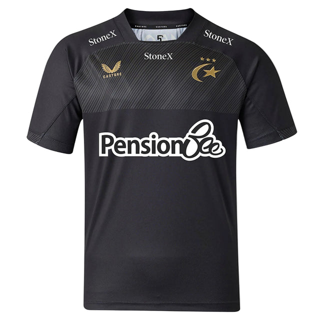 The Saracens 26/27 Replica Home Jersey by Castore is a sleek black short-sleeved jersey featuring gold logos and stars, “PensionBee” sponsor text on the front, and “StoneX” branding on the chest and shoulders.