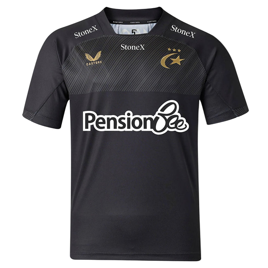 The Saracens 26/27 Replica Home Jersey by Castore is a sleek black short-sleeved jersey featuring gold logos and stars, “PensionBee” sponsor text on the front, and “StoneX” branding on the chest and shoulders.