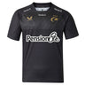 The Saracens 26/27 Replica Home Jersey by Castore is a sleek black short-sleeved jersey featuring gold logos and stars, “PensionBee” sponsor text on the front, and “StoneX” branding on the chest and shoulders.