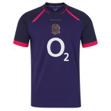 The England 26/27 Replica Alternate Jersey by Castore is a short-sleeved, dark purple shirt with pink accents, showcasing the iconic rugby rose crest and a bold white “O2” sponsor logo on the front—a standout from Castore’s Rhodonite alternate kit collection.