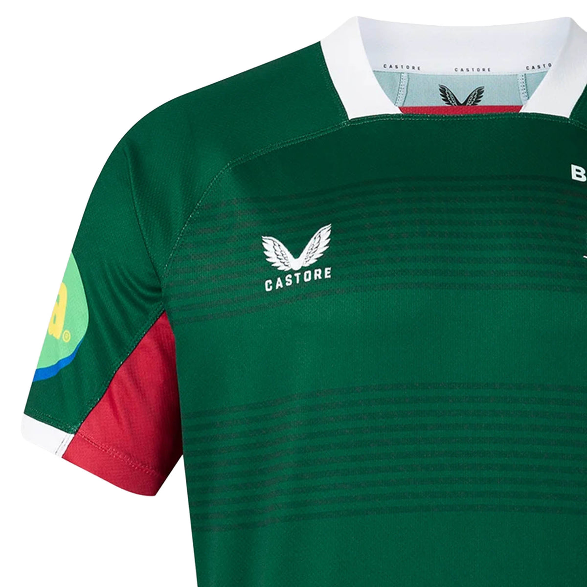 Show your support for Leicester with the Leicester 26/27 Replica Home Jersey by Castore. Featuring bold green and red colors, a crisp white collar, the official Castore logo, and a colorful patch on the left sleeve, this authentic football shirt is designed for fans who value both style and comfort.
