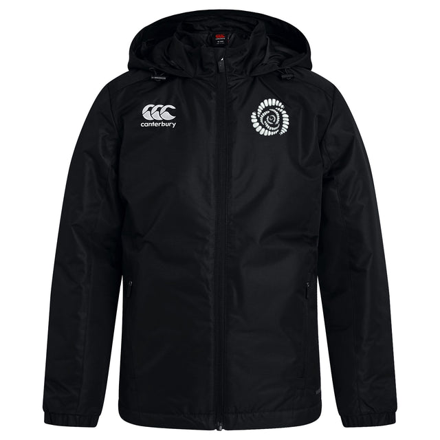 Introducing the Missoula All-Maggots Club Vaposhield Stadium Jacket by Canterbury, this black hooded jacket features a front zipper, a white Canterbury logo on the right chest, and a white Fiji rugby emblem on the left chest. With padded insulation and water-repellent fabric, this EMB Canterbury jacket is designed to keep you warm and dry during any match or outdoor activity.