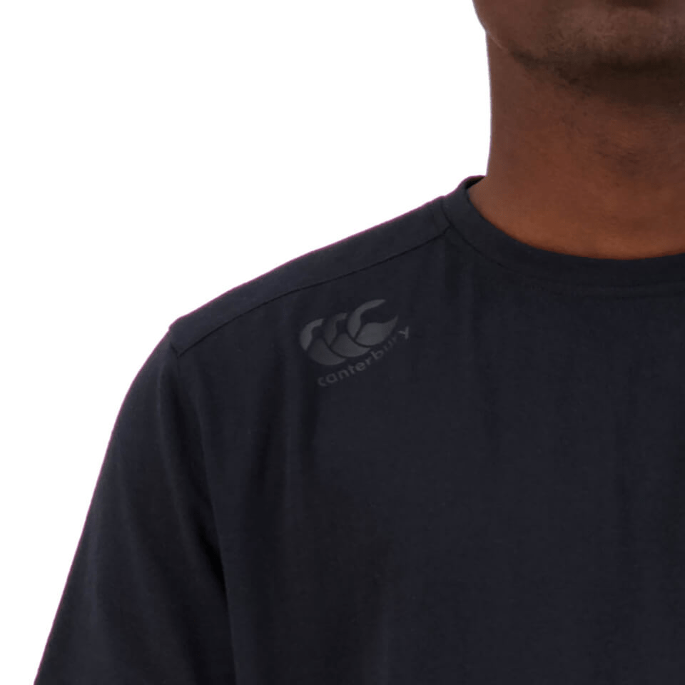 A man wearing a Canterbury Canterbury Tempo Vapodri T-shirt.