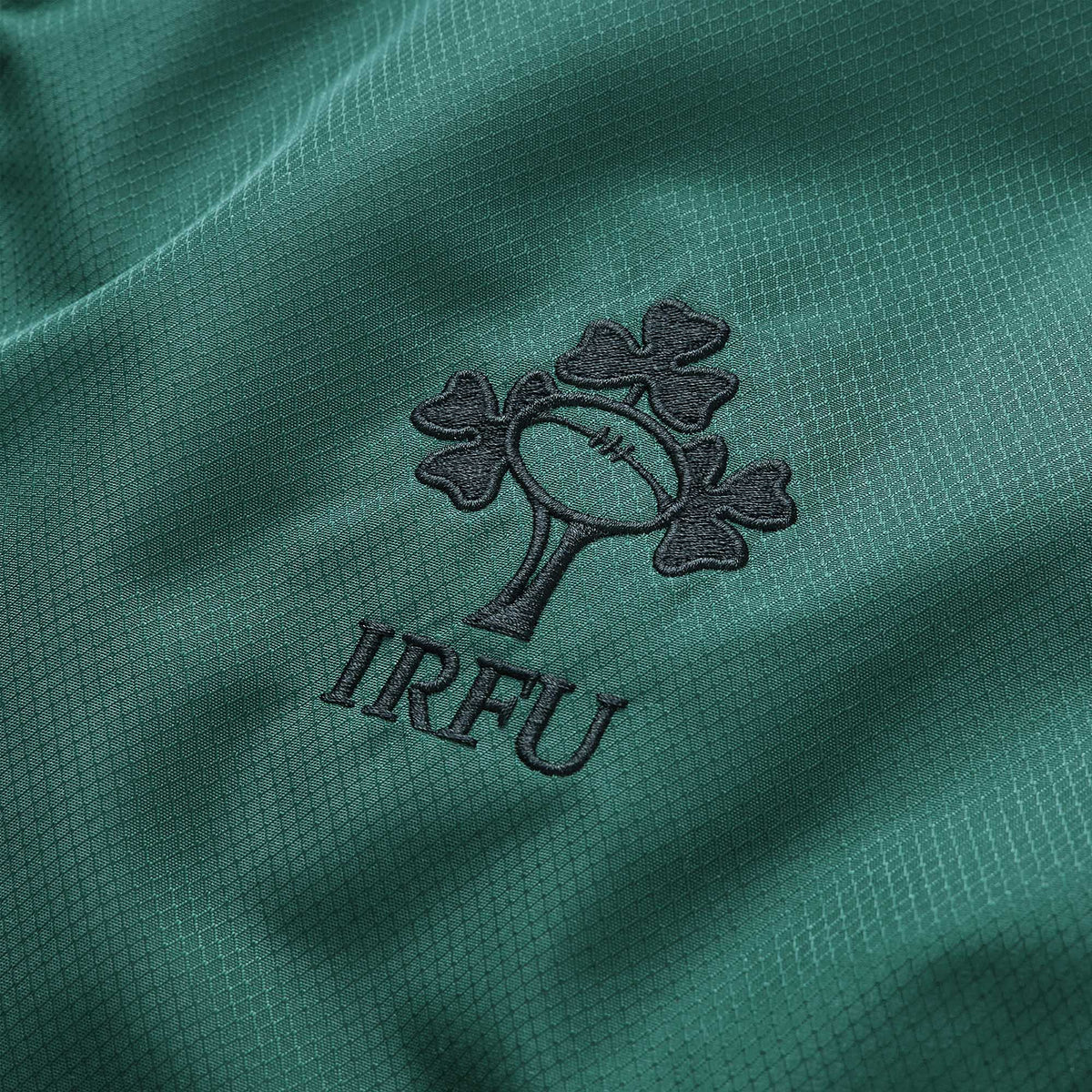 Show your support for Ireland Rugby with the Ireland 26 Puffer Jacket by Canterbury—crafted from green fabric and detailed with the official IRFU logo, rugby ball, and shamrocks embroidered in dark thread. Perfect for fans who want an authentic Canterbury jacket.