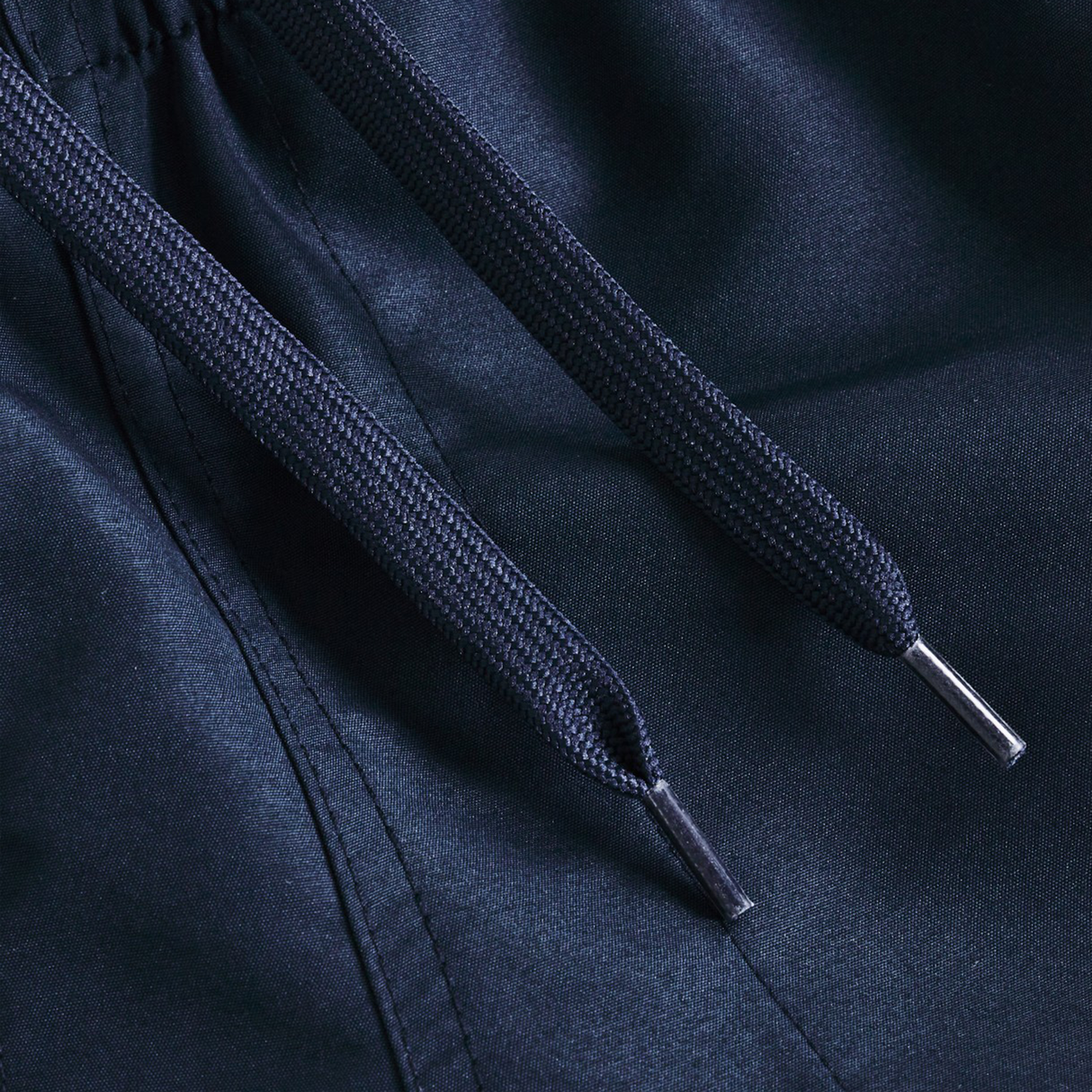 Close-up of navy blue drawstrings with metal tips on Canterbury Women’s Fundamentals 5" Panel Tactic Shorts, highlighting the premium details of these athletic shorts.