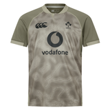 Show your support in the Canterbury Ireland 25/26 Autumn Internationals Pro Training Jersey—a stylish grey and black rugby top perfect for fans during the Autumn Internationals.