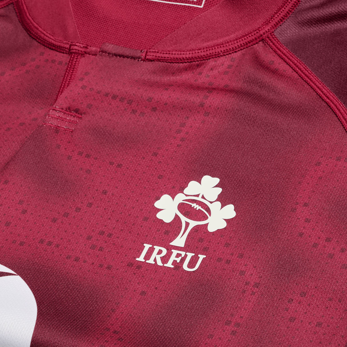 Show your support with the Ireland 25/26 Autumn Internationals Pro Training Jersey by Canterbury, featuring the IRFU crest—ideal for fans during autumn matches.