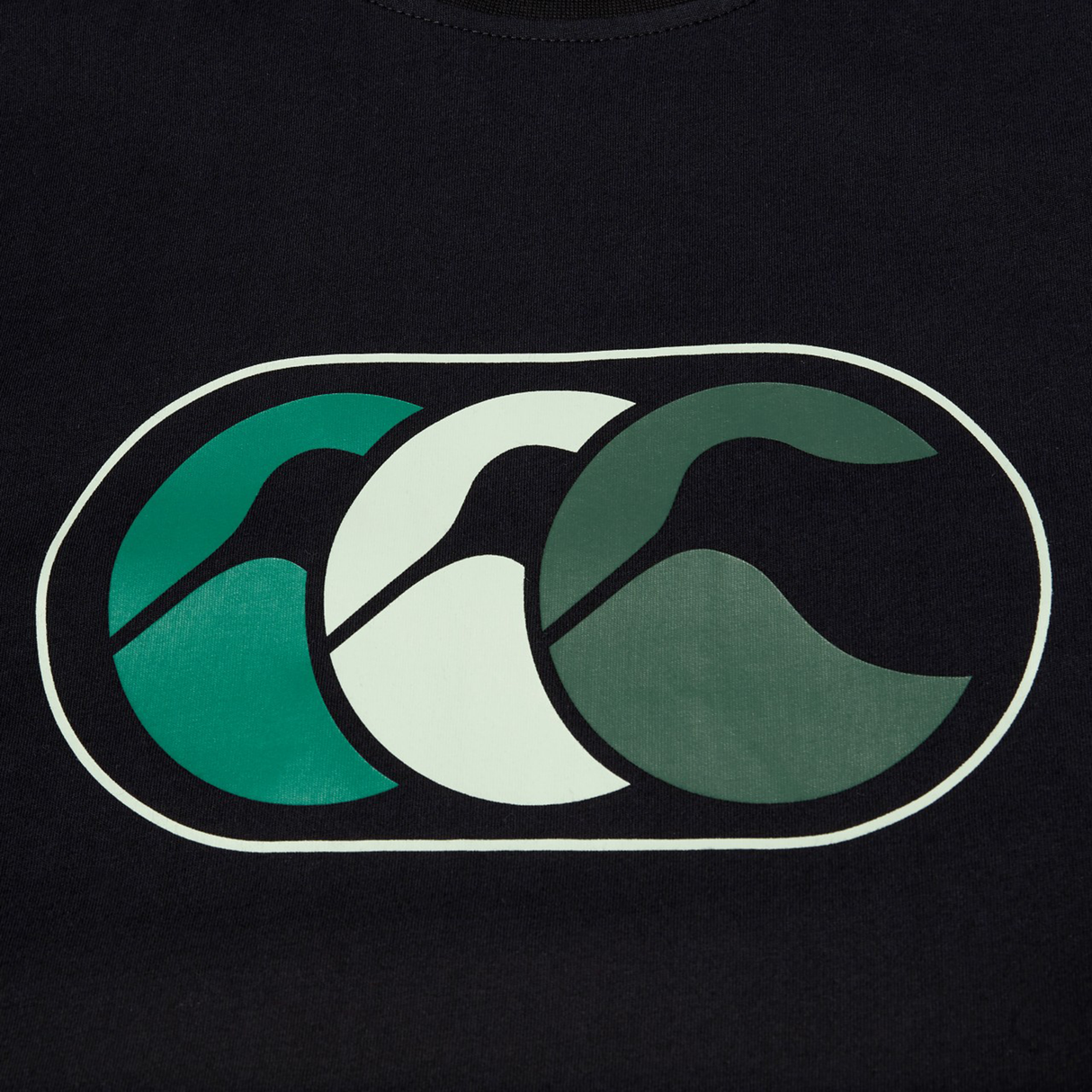 The Canterbury FUN. T-SHIRT AM features a playful graphic of three overlapping birds in green, white, and dark green on black, inspired by Canterbury style.