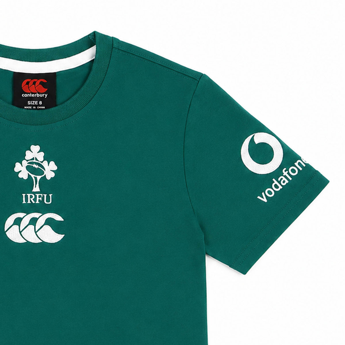 The Women’s Ireland 26 Cotton T-shirt by Canterbury is a green short-sleeve rugby shirt featuring IRFU, Canterbury, and Vodafone logos printed in white on the chest and sleeve. This stylish Canterbury shirt is perfect for fans who want to show their support with comfort and pride.