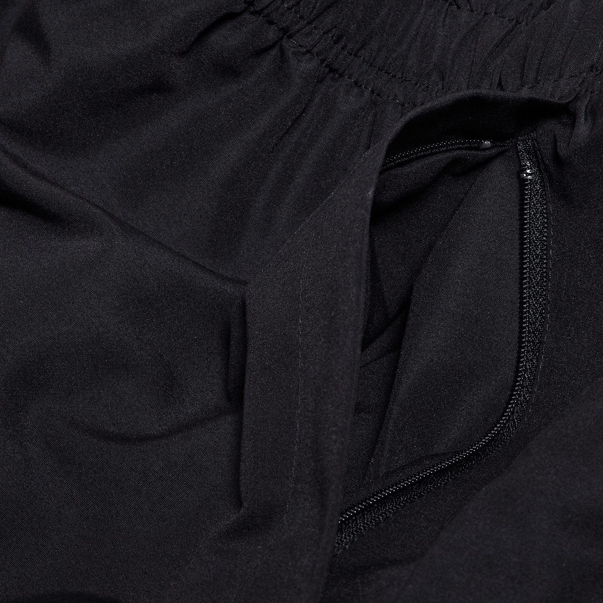 A close up of Canterbury Open Hem Stadium Pant with a zipper.