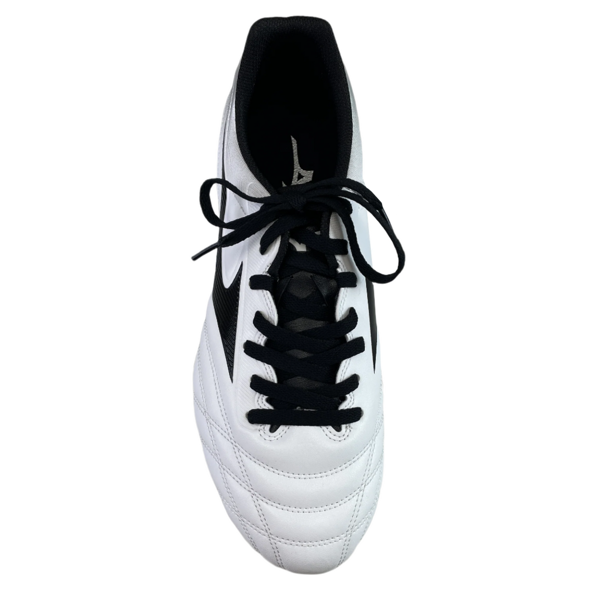 The Waitangi II CL SG by Mizuno features a sleek black and white design with stitching details, complemented by black laces. The shoe boasts an innovative Primeskin upper for enhanced comfort and durability.