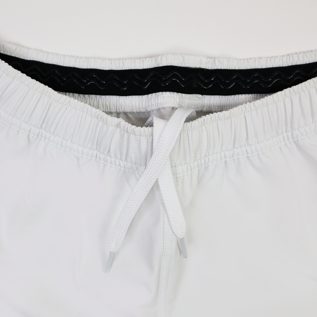 Enjoy comfort and performance with the Castore USA Rugby 24/25 7s Olympic Pro Away Short—premium white shorts inspired by USA Rugby.