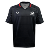 The Saracens 24/25 Replica Home Jersey by Castore features black short sleeves, a red collar, the Castore logo on the right chest, and a three-star Saracens badge on the left—a must-have classic for rugby fans.